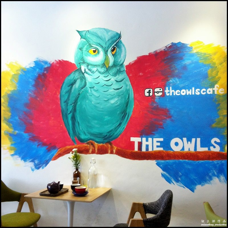 The Owls Cafe @ Jalil Link : Cant resist taking a snap of the beautiful and colourful owl graffiti artwork.