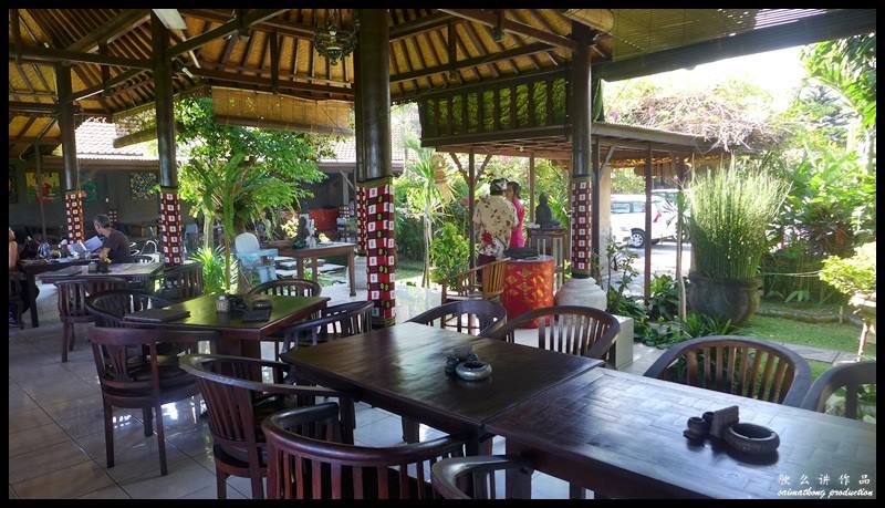 I Made Joni Restaurant & Gallery @ Ubud, Bali : The interior of this restaurant is traditional with Balinese decor. The place is quite spacious and clean.