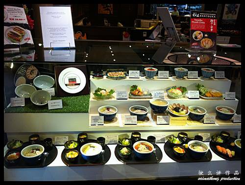 Hokkaido Santouka Ramen : The nice display of the ramen set, ramen and dishes offered here. Each of the food model are crafted so well that it looks exactly like the real food.