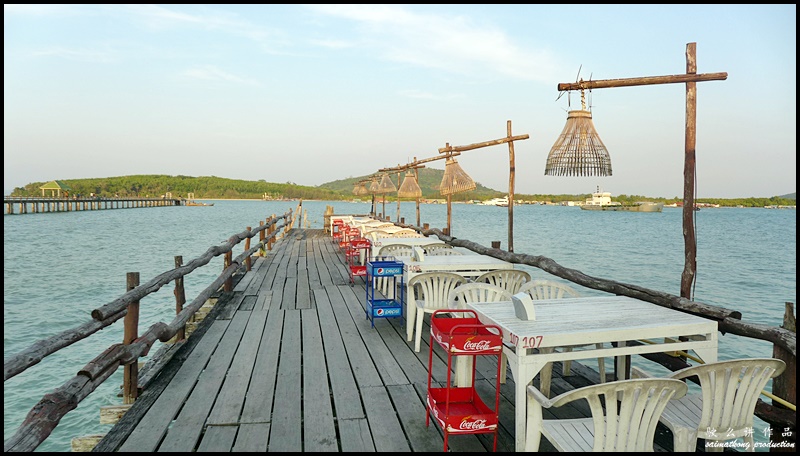If you're looking for fresh and delicious seafood with amazing view and at reasonable price, Leam Hin Seafood is the place to go.
