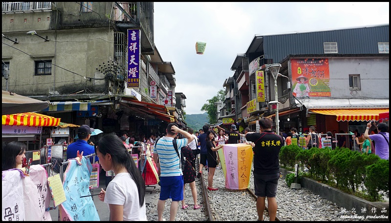 Our last stop before heading back to Taipei was Shifen Old Street. Shifen is well known for train tracks and sky lanterns but our main purpose of visiting Shifen is to release sky lanterns :) and it’s my very first experience releasing sky lantern