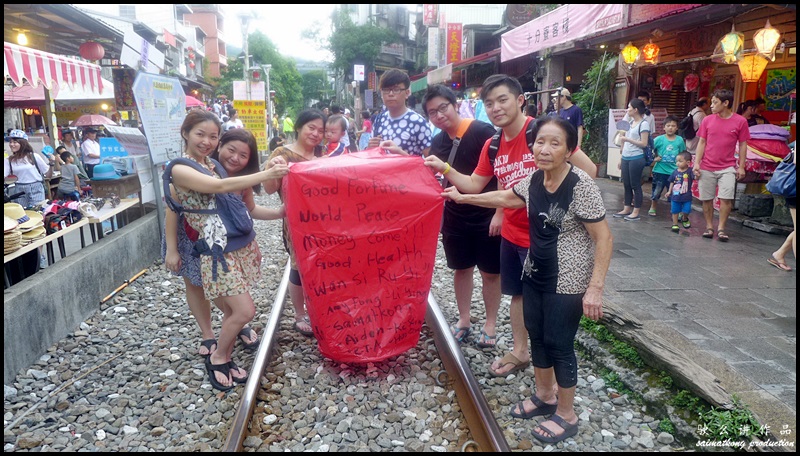 Taiwan Shifen 十分 : We have all our wishes written on the sky lantern and now we're about to it release the sky lantern 