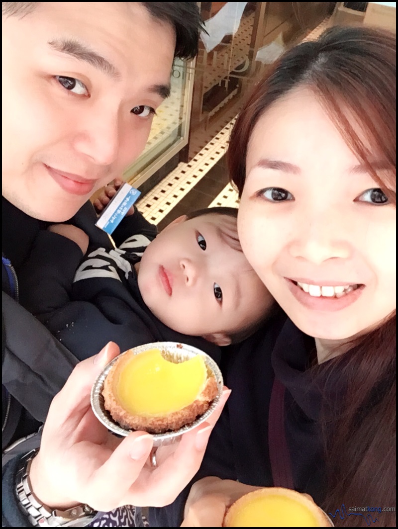 Our happy faces with Tai Cheong's egg tart. Opps, I've taken a bite!