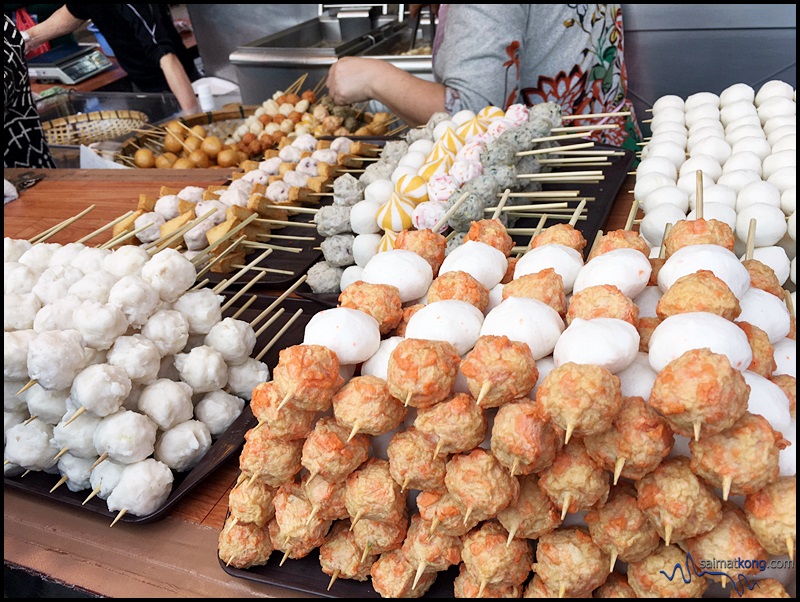 Besides fish balls, there are other types to choose from including prawn, squid, fried beancurd with fish paste, salmon and pork! 