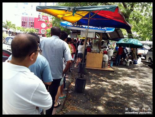 Long queue waiting for Rojak @ Famous Indian Rojak @ SS15, Subang Jaya