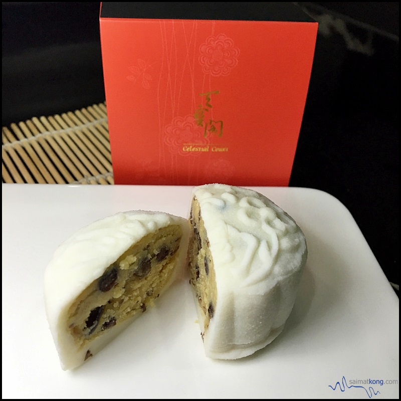 Handcrafted Mooncakes from Celestial Court (天宝阁), Sheraton Imperial KL : Mini Snow Skin Salted Caramel Azuki Bean has a nice balance of both savoury and sweet flavours. 