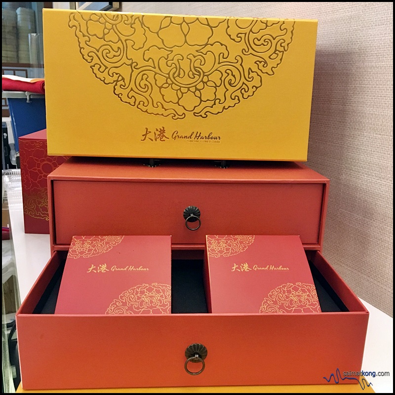 Delectable Mooncakes from Grand Harbour Dim Sum & Chinese Cuisine Restaurant (大港茶樓) : Alternatively, you can get the sturdy and limited edition Corporate Gift Box (RM128.80) which makes an ideal gift for business associates, family and friends.