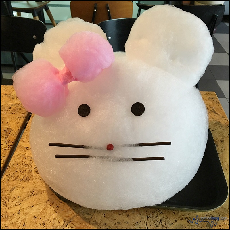 OW:L Espresso : The eye-catching and pretty cotton candy in the shape of 'Hello Kitty'. 