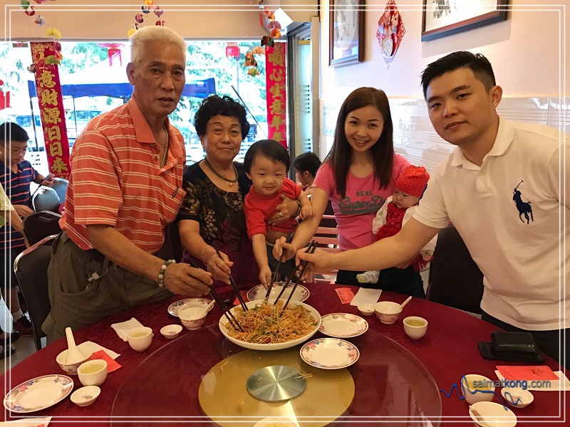 A family photo of us at Swee Inn Restaurant in Damansara Kim.