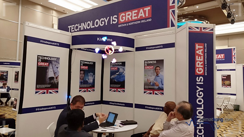 As the technology is LED-based, the 3D display can be clearly seen at a distance and even under brightly-lit conditions. It's no wonder that it caught my attention and this cool 3D display certainly drew large crowds to their booth