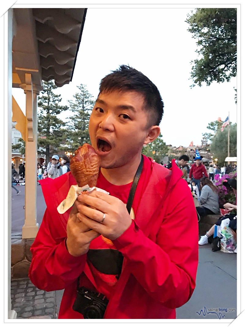 Tokyo Disneyland 2018 - When in Disneyland, you should really get a Smoked Turkey Leg to try. It’s smoky, hot and really hugeeee!!! 