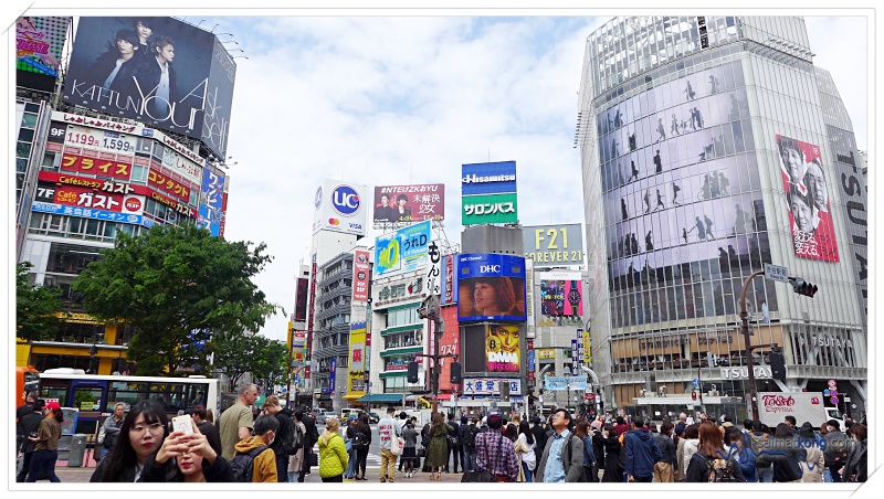 Shibuya (渋谷) is known as one of the busiest districts in Tokyo. Two of the popular landmarks in Shibuya are Shibuya Crossing and Hachiko Statue. 
