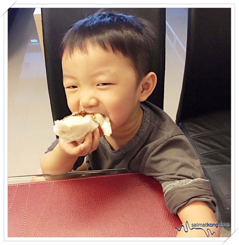 Both my kids loved their Sang Yuk Pau and Char Siew Pau. The pau is very soft and fluffy with generous filling.