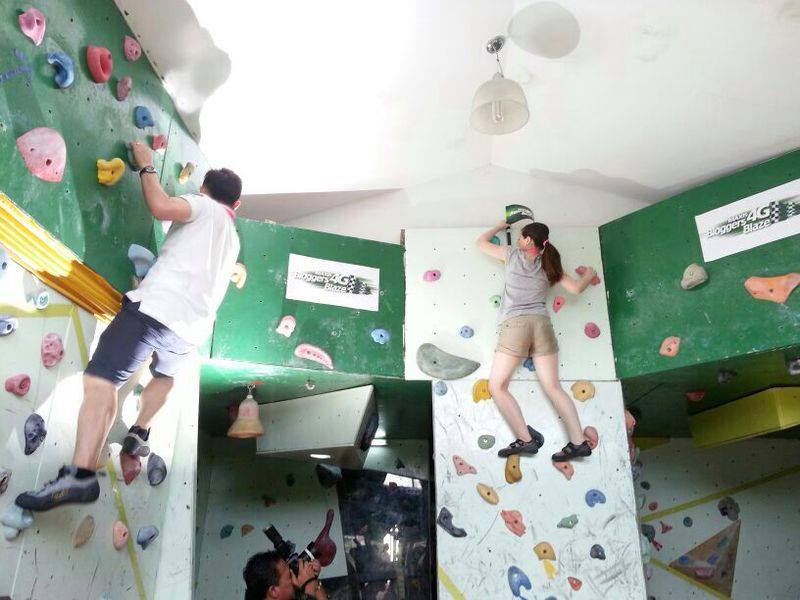 Maxis 4G Bloggers Blaze @ The Curve : At the Madmonkeyz Climbing Gym, our challenge is to rock climb with the fastest speed.