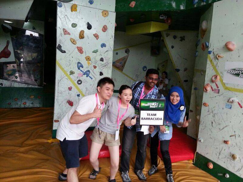 Maxis 4G Bloggers Blaze @ The Curve : At the Madmonkeyz Climbing Gym, our challenge is to rock climb with the fastest speed.