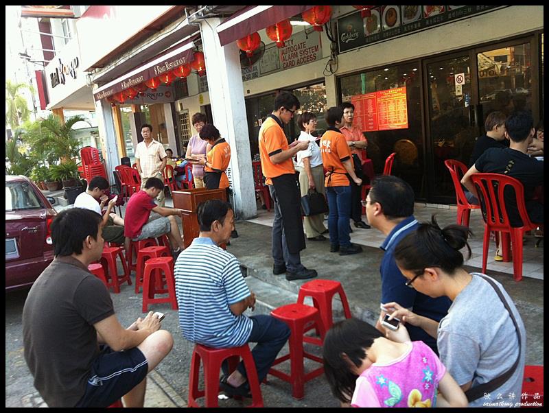 Restoran 8 Road (新世界8路海鲜) @ Bandar Puchong Jaya : It is normal to see a queue forming outside the shop especially during dinner time.