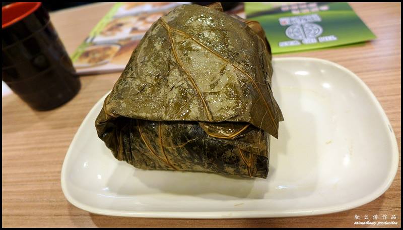 Day 2 in Hong Kong : Tim Ho Wan Dim Sum (添好運點心專門店) @ IFC Mall : Glutinous Rice Dumpling wrapped with Lotus Leaf 古法糯米雞