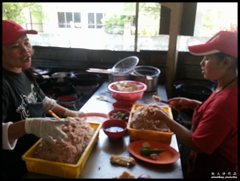 Puchong Yong Tau Fu @ Batu 14, Puchong : Each of the yong tau fu items are made on the spot