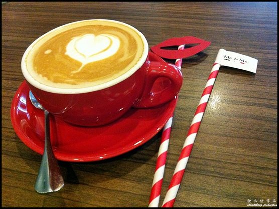 Mr. & Ms. Cafe @ Oasis Square, Ara Damansara : Flat White with a classic heart shape
