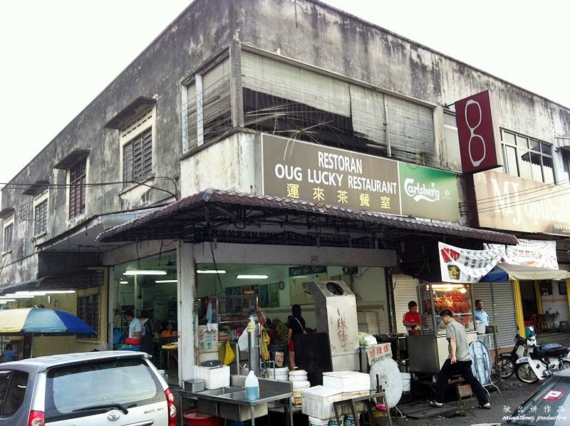 OUG Lucky Restaurant is a Chinese kopitiam with hawker stalls selling pork noodles, char koay teow and chicken rice. The pork noodles is quite famous but I think it