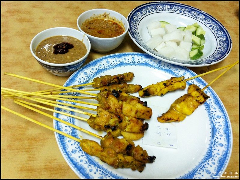 Sate Kajang Hj Samuri @ Damansara Uptown : 10 sticks of Chicken Satay (RM0.80 each) & 2 sticks of Fish Satay (RM0.80 each) with a plate of cucumber and 1 Nasi Impit