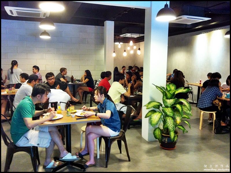 Strangers at 47 @ Section 17, PJ : The interior is kept to its minimal; dominated by bare cement walls and furnished with brown cafe tables and plastic chairs.