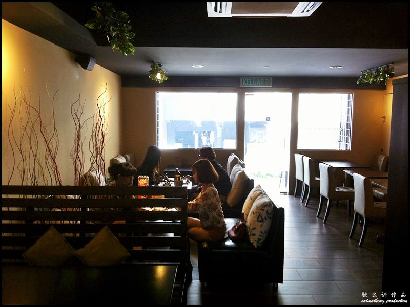 Meltz Cafe @ SS15, Subang : The cafe has quite a relaxing ambience due to the dim lighting.