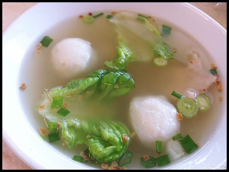 Restoran Prosperity Bowl 公雞碗菜園雞 : This noodle is served with a small bowl of soup with fish balls and lettuce.