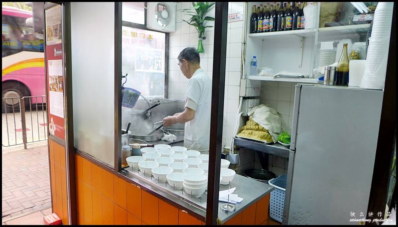 Wing Wah Noodle Shop (永華麵家) @ Wan Chai 灣仔 : The kitchen to prepare noodles is right at the entrance facing the cashier.