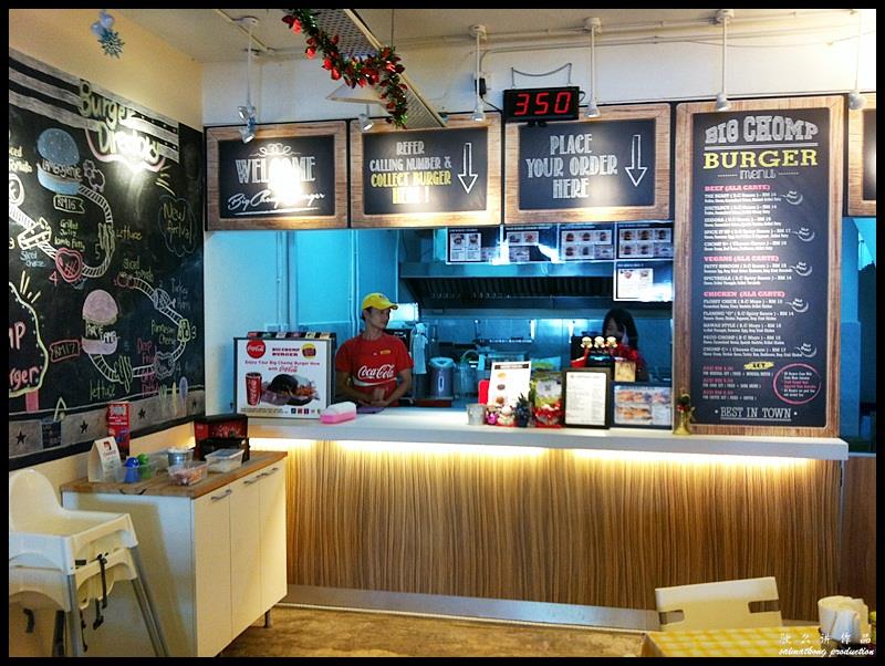 Big Chomp Burger @ SS15, Subang : The menu is written on a large piece of chalkboard which is right next to the cashier.