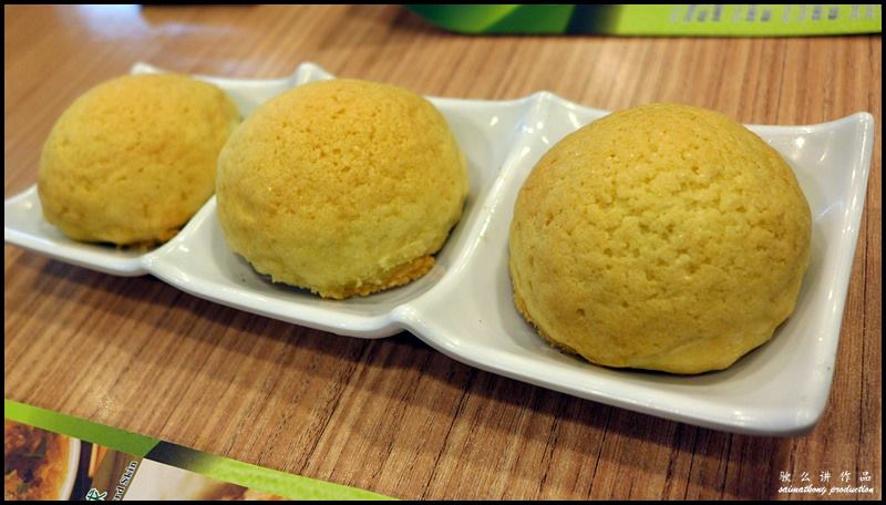 Day 2 in Hong Kong : Tim Ho Wan Dim Sum (添好運點心專門店) @ IFC Mall : BBQ pork bun 酥皮焗叉燒包