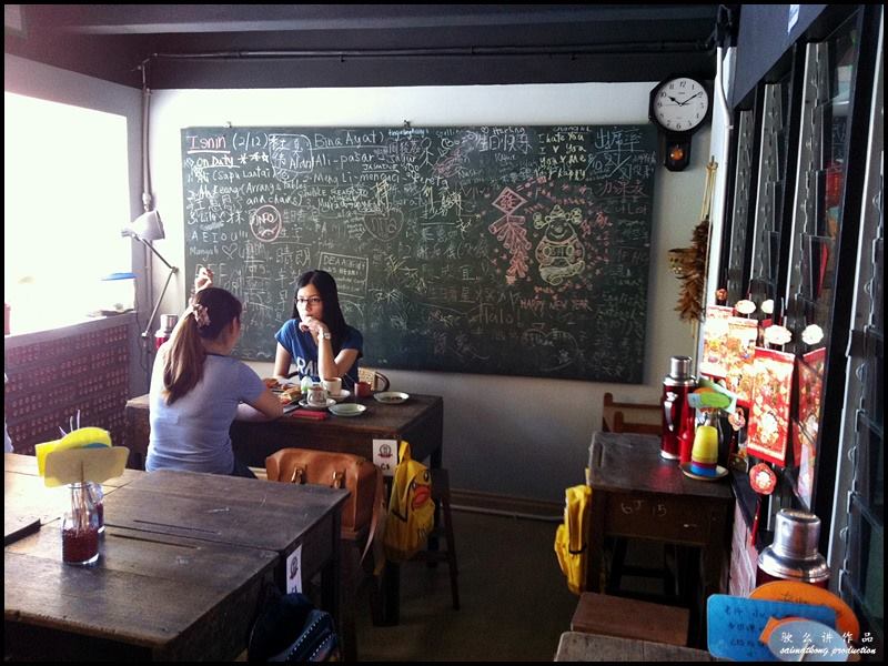 Ecole P @ Damansara Uptown, PJ : Decor at this semi-open-space area is incredibly creative, styled to replicate the classroom of yesteryear complete with a huge chalkboard scribbled with drawings and writings, wooden tables & stools, feather duster and rotans hanging on the wall.