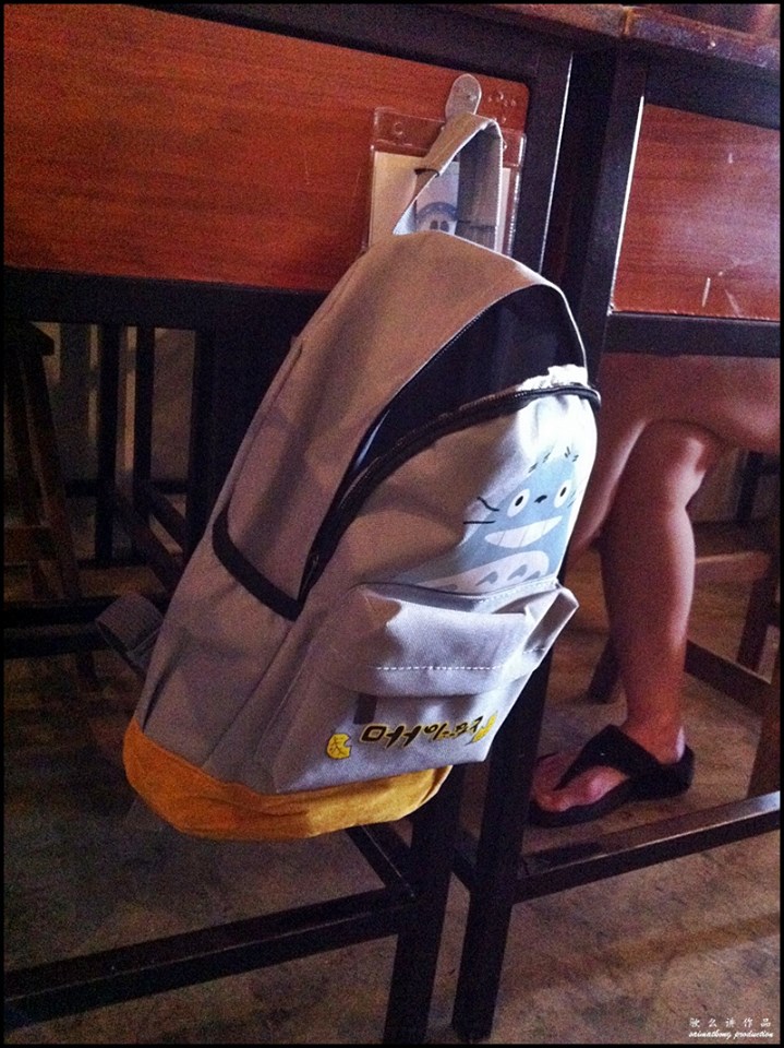 Ecole P @ Damansara Uptown, PJ : Even the cutleries are kept in a metal pencil case in a bag pack hung on the side of the desk. Neat!!!