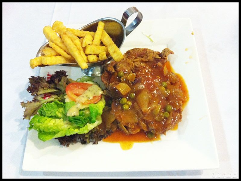 Coliseum Cafe & Grill Room @ Plaza 33, PJ : Hainanese Chicken Chop (RM23.90)