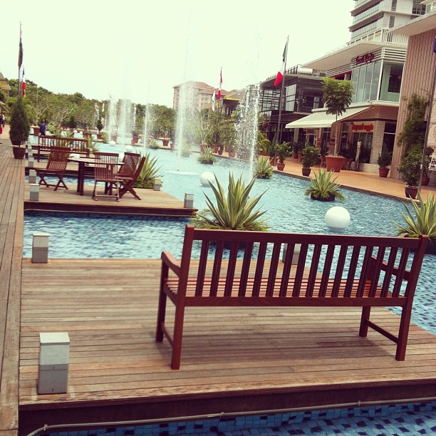 The environment at this Piazza, Oasis Square - Ara Damansara, is very comfortable and refreshing but not on a hot sunny afternoon as there