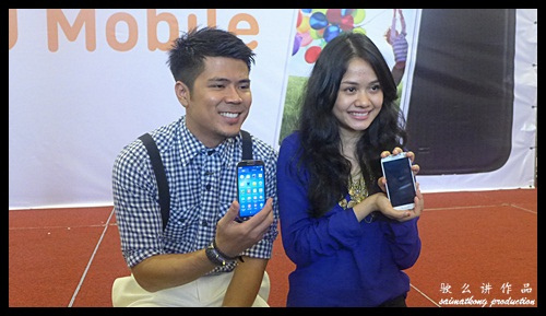 Awal Ashaari and Liyana Jasmay showing off the New Samsung Galaxy S4