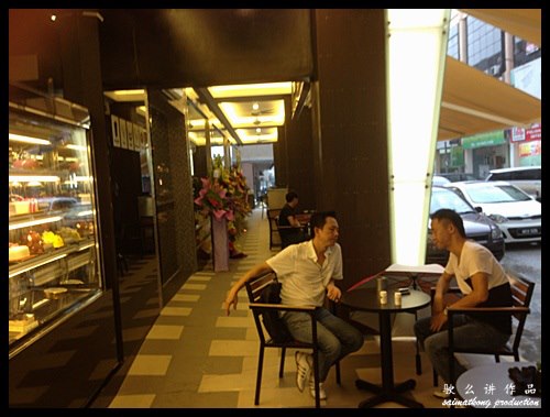 Donutes Coffee & Cake Baking Bandar Puchong Jaya :  nice and comfortable seatings for patrons to enjoy their drinks and food