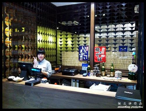 This friendly girl at the cashier actually strike a pose when I took this photo of her! : Makiya Sushi @ Setiawalk, Puchong