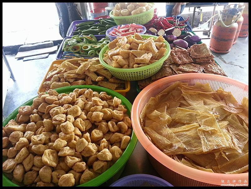 What set this famous Puchong Yong Tau Fu apart from others is each of the yong tau fu items are made on the spot
