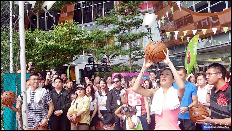 Long Leg Beauty Sharon Chan 陈敏之 who is famous for her 43-inches long legs had so much playing basketball with her fans and the audiences.
