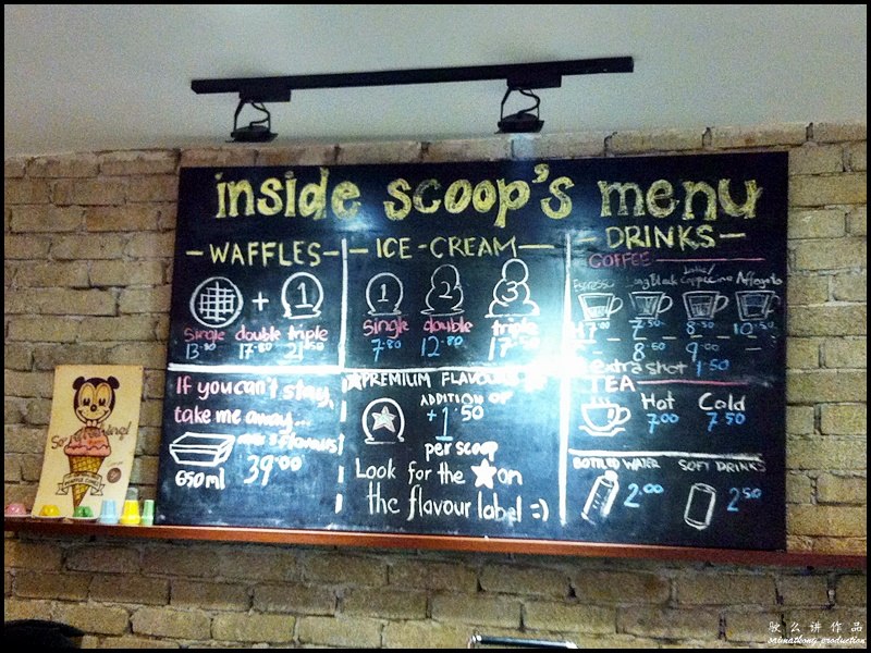 Inside Scoop @ Jalan Telawi 3, Bangsar : The simple board menu display behind the cashier counter. Basically you choose to have your ice cream in a cup, waffle cone or waffles.