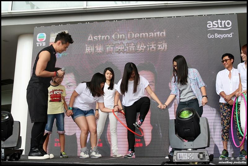 A few of the lucky fans were chosen to play Hula Hoop game with Joe Ma 马德钟 & Him Law 罗仲谦.