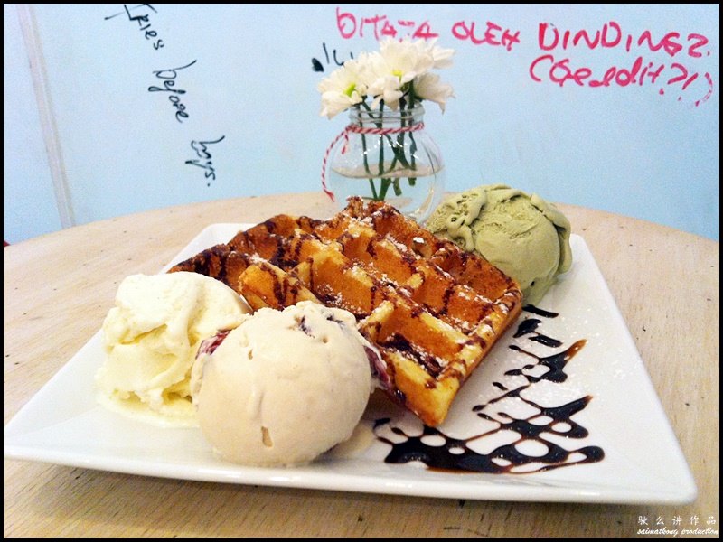 Inside Scoop @ Jalan Telawi 3, Bangsar : Double Scoop of Ice cream with Waffle - Pistachio, White Choc Macadamia & XO Cranberry