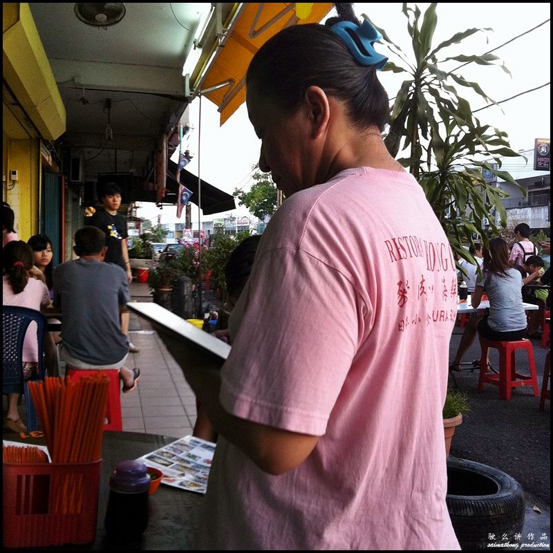 Hong Cha Restaurant 洪茶馆猪肉粉海鲜粉 @ OUG : The staffs at Hong Cha Pork Noodle uses an iPad to take food order