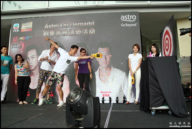 Astro On Demand Drama Promo Tour at Paradigm Mall (Featuring Joe Ma马德钟, Him Law 罗仲谦, Oscar Leung 梁烈唯 & Benjamin Yuen 袁伟豪) : Shooting game with Joe Ma 马德钟, Him Law 罗仲谦, Oscar Leung 梁烈唯 & Benjamin Yuen 袁伟豪. Oscar Leung 梁烈唯 demonstrated his excellent shooting skill in the shooting farm and impressed his fans and audiences.