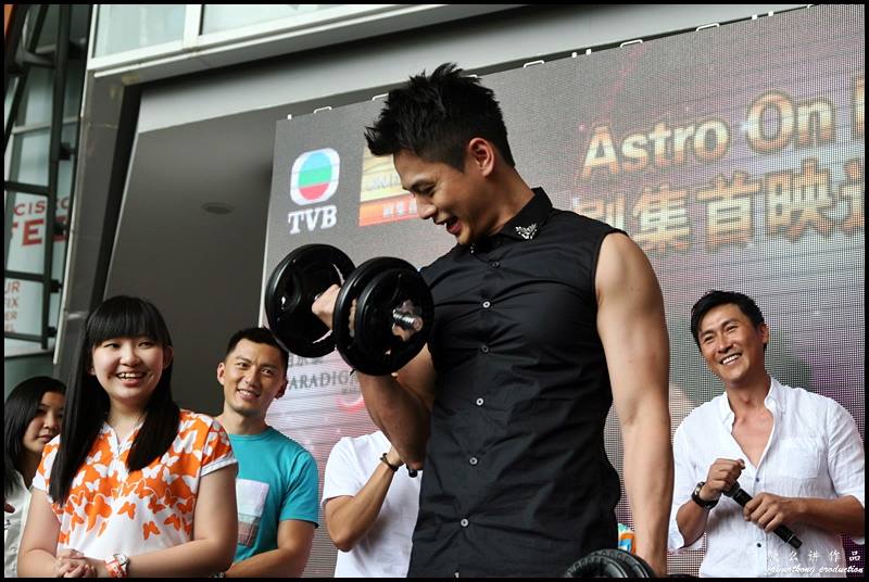 Him Law 罗仲谦 lost the game and the punishment was lifting the dumbbell.