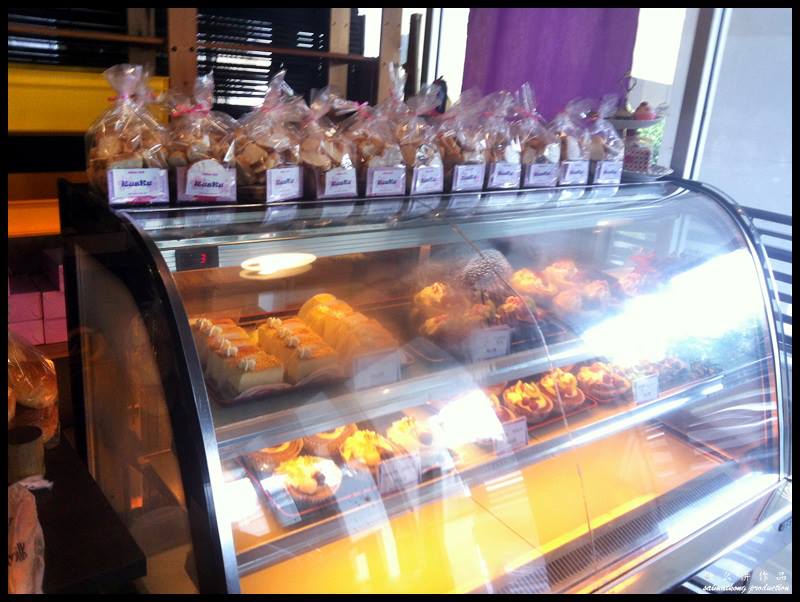 Haikara Style Cafe & Bakery @ Subang Jaya : The yummy looking baked goods at the display counter next to the cashier.