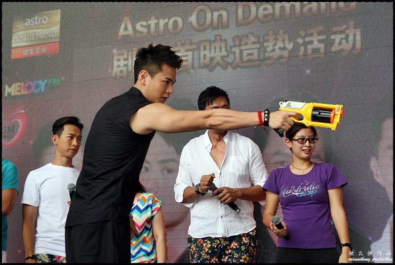 Astro On Demand Drama Promo Tour at Paradigm Mall (Featuring Joe Ma马德钟, Him Law 罗仲谦, Oscar Leung 梁烈唯 & Benjamin Yuen 袁伟豪) : Shooting game with Joe Ma 马德钟, Him Law 罗仲谦, Oscar Leung 梁烈唯 & Benjamin Yuen 袁伟豪. Oscar Leung 梁烈唯 demonstrated his excellent shooting skill in the shooting farm and impressed his fans and audiences.