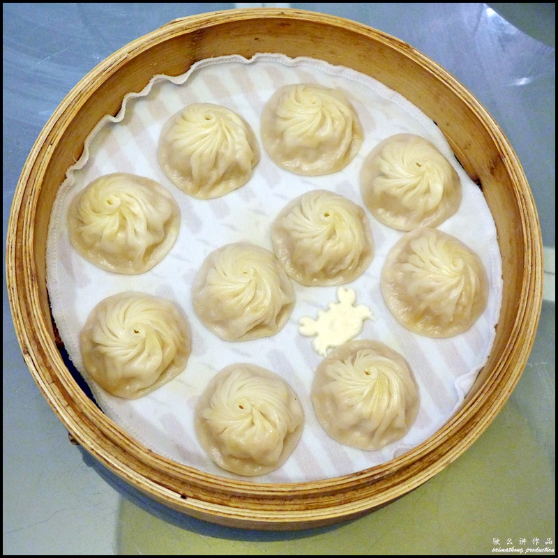 Crab Roe and Pork Xiao Long Bao 蟹粉小笼包 (龙马精神)