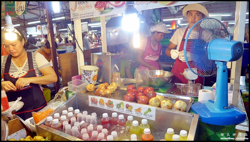 Phuket Weekend Night Market @ Phuket Town : Cool it down with fruit shakes or freshly squeezed juices.